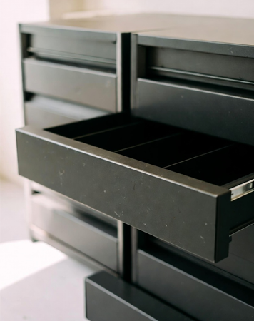 Cén Fáth a Bhfuil Steel Drawers ag Éirí Riachtanach do Spásanna Maireachtála Nua-Aimseartha?